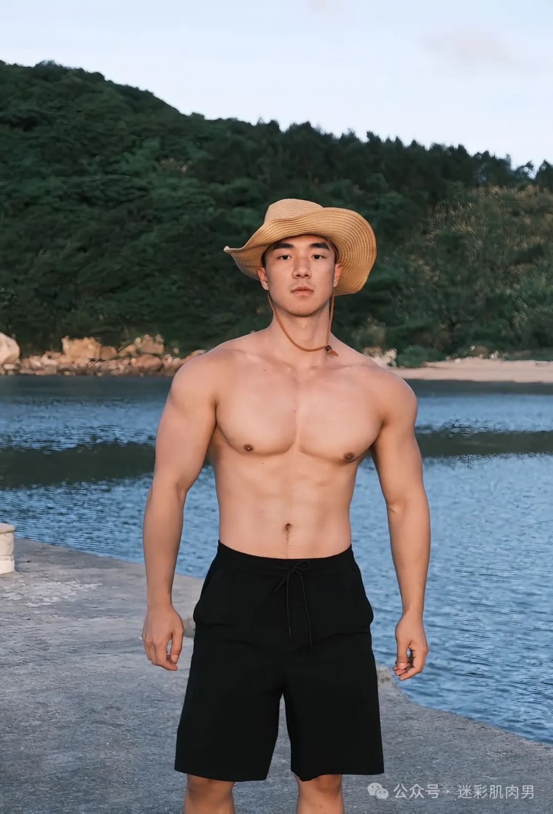 188CM 寸头运动男网红孔亨利火啦？视频太好看！