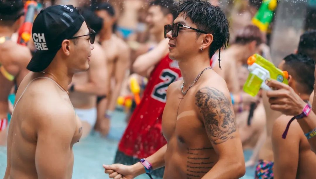又到泼水节：曼谷正在成为年轻 gay 的“社交飞地”