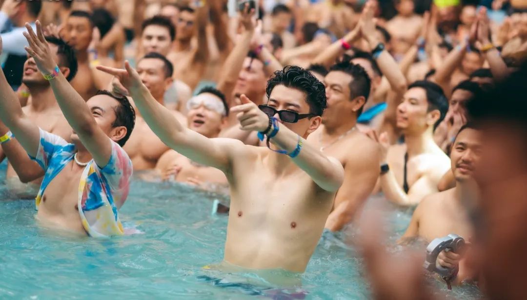 又到泼水节：曼谷正在成为年轻 gay 的“社交飞地”