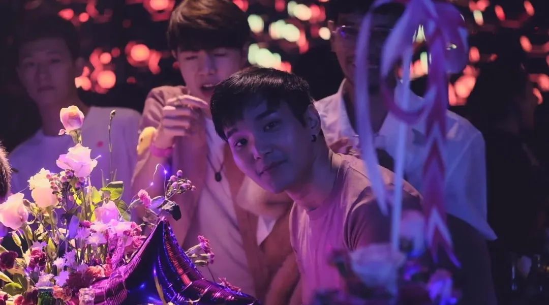 又到泼水节：曼谷正在成为年轻 gay 的“社交飞地”