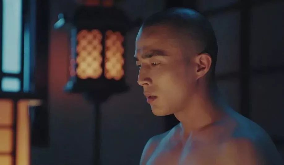 裴子添，有肌肉的正装霸道总裁