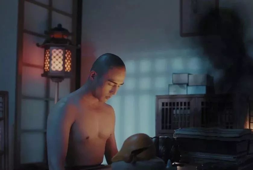 裴子添，有肌肉的正装霸道总裁