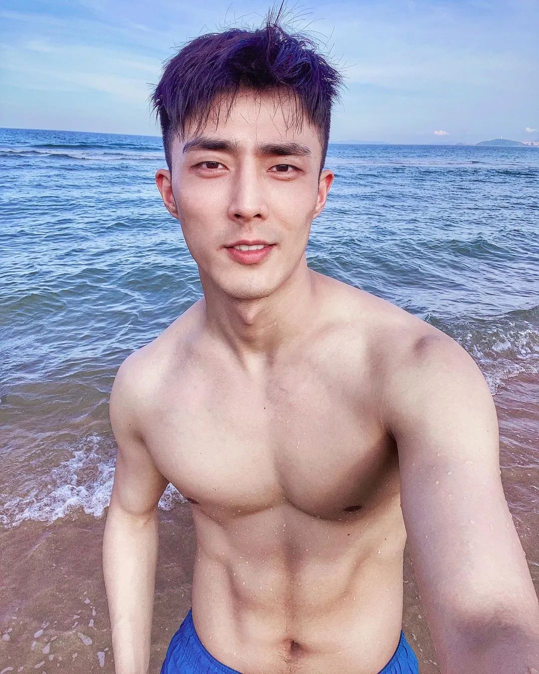 裴子添，有肌肉的正装霸道总裁