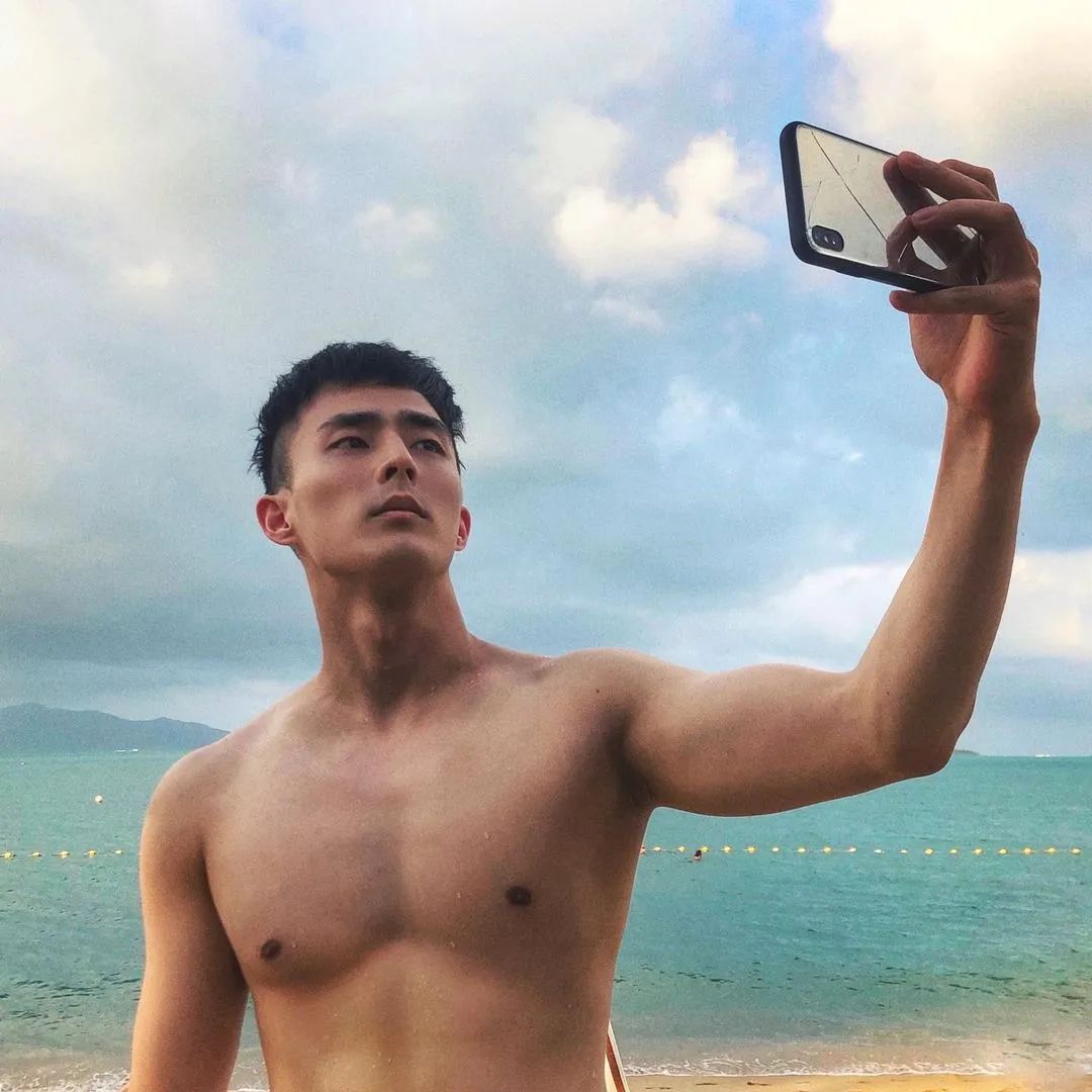 裴子添，有肌肉的正装霸道总裁