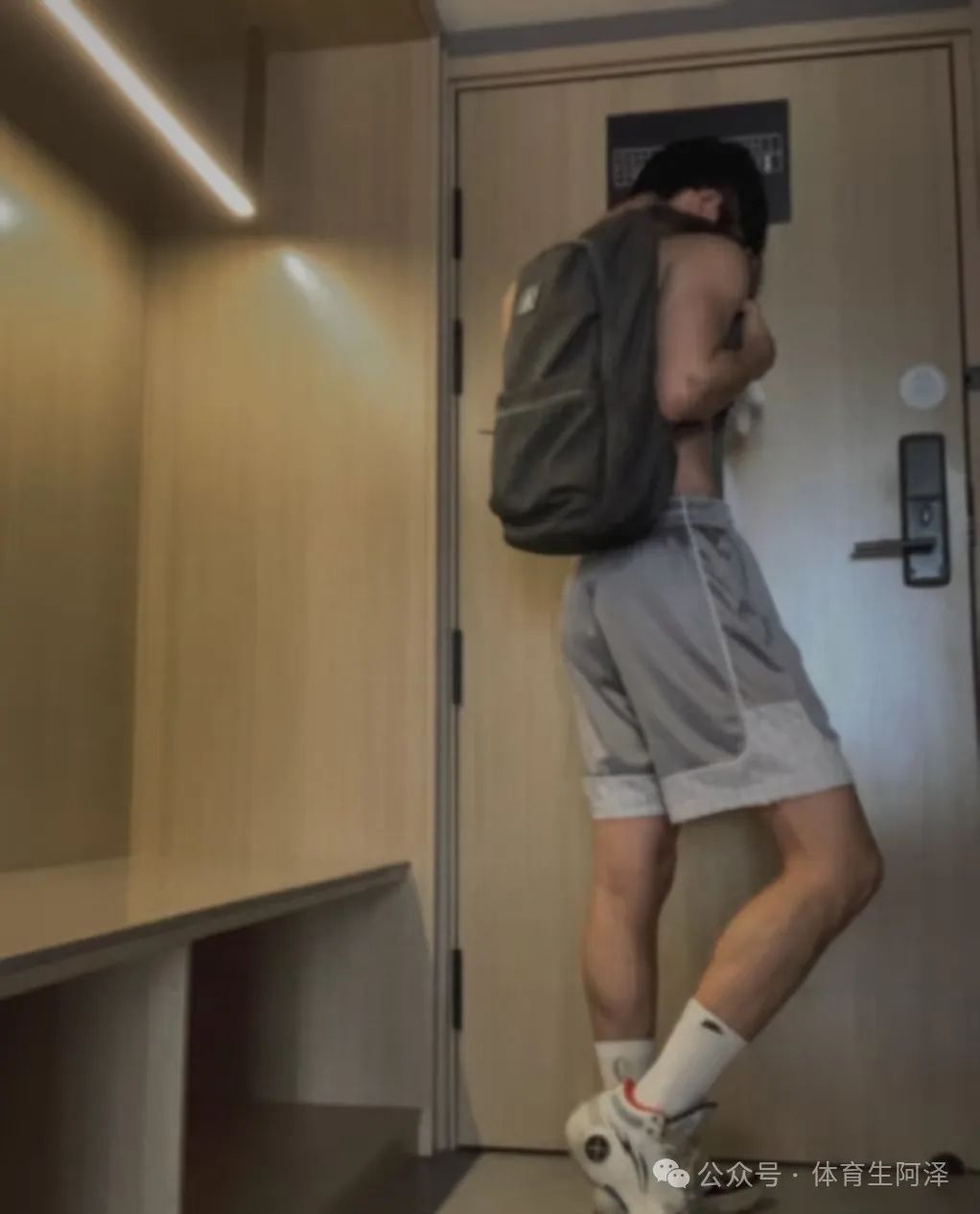 黑皮男高，山东高校篮球队长非直男，学弟辣评：" 天天都在擦边 "......