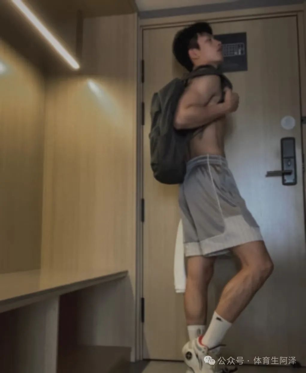 黑皮男高，山东高校篮球队长非直男，学弟辣评：" 天天都在擦边 "......