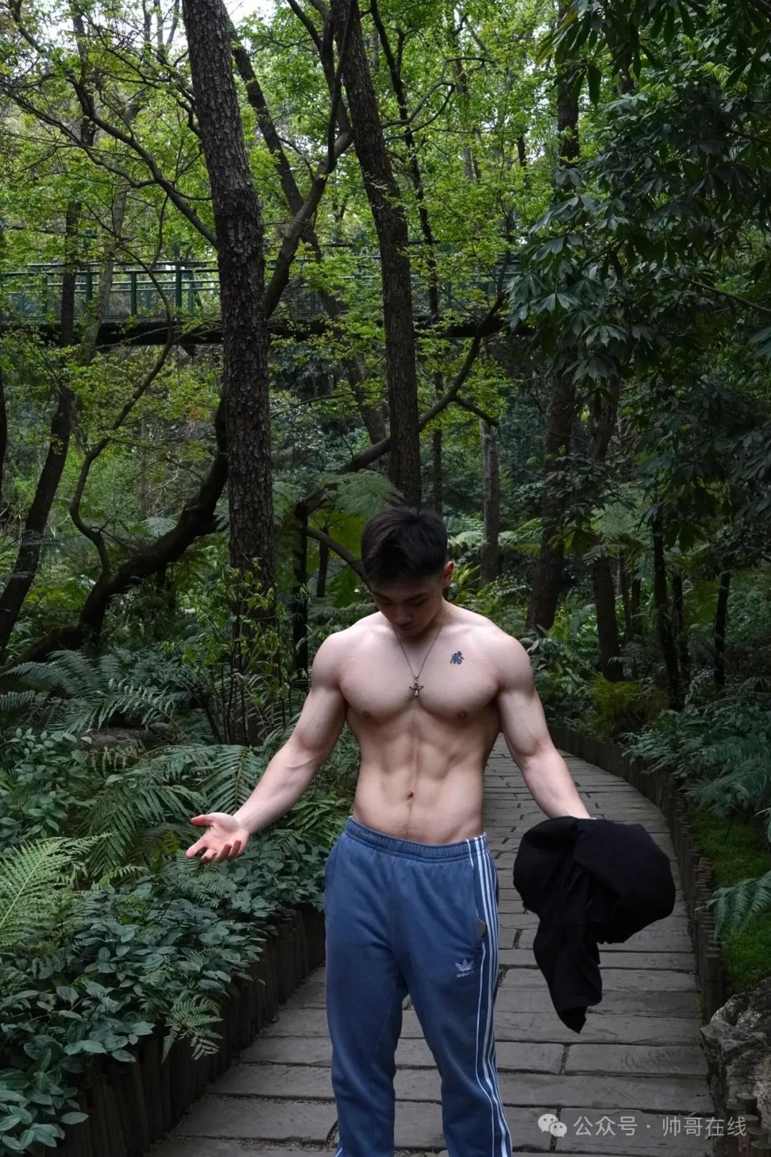 成都肌肉健身小哥，宽肩窄腰身材太结实了！