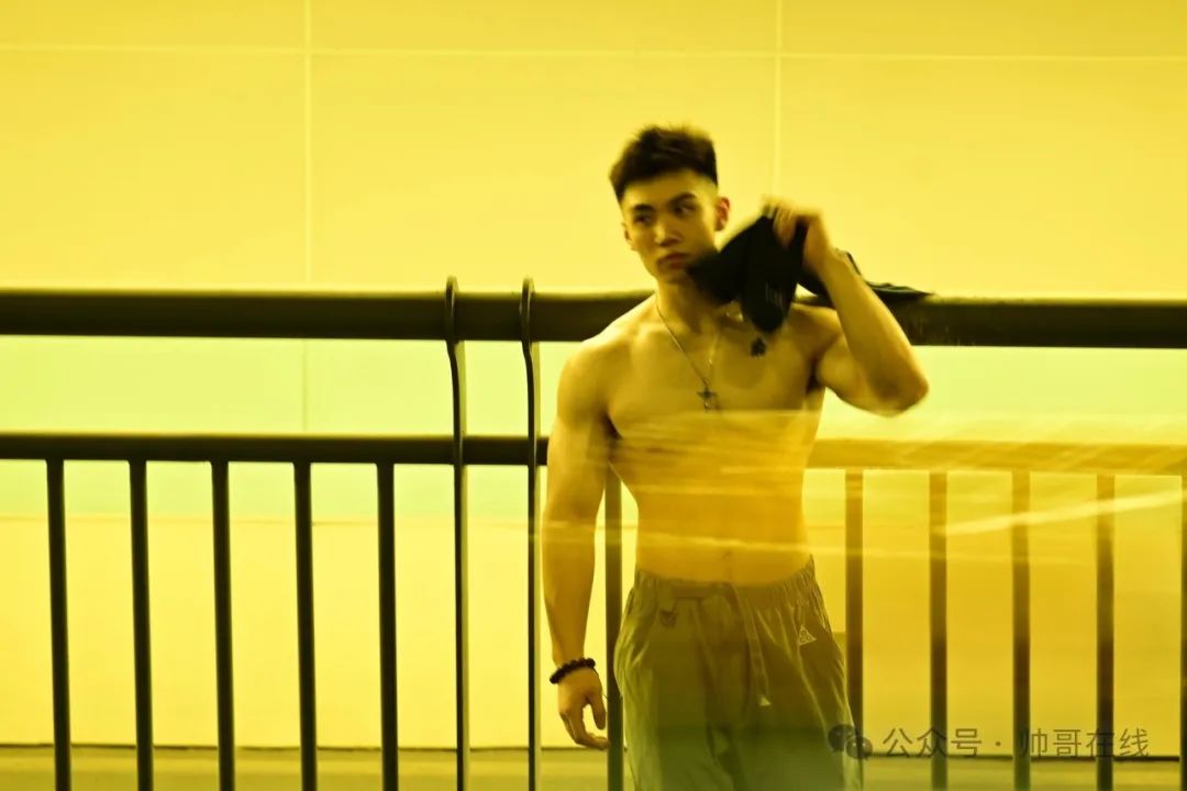 成都肌肉健身小哥，宽肩窄腰身材太结实了！