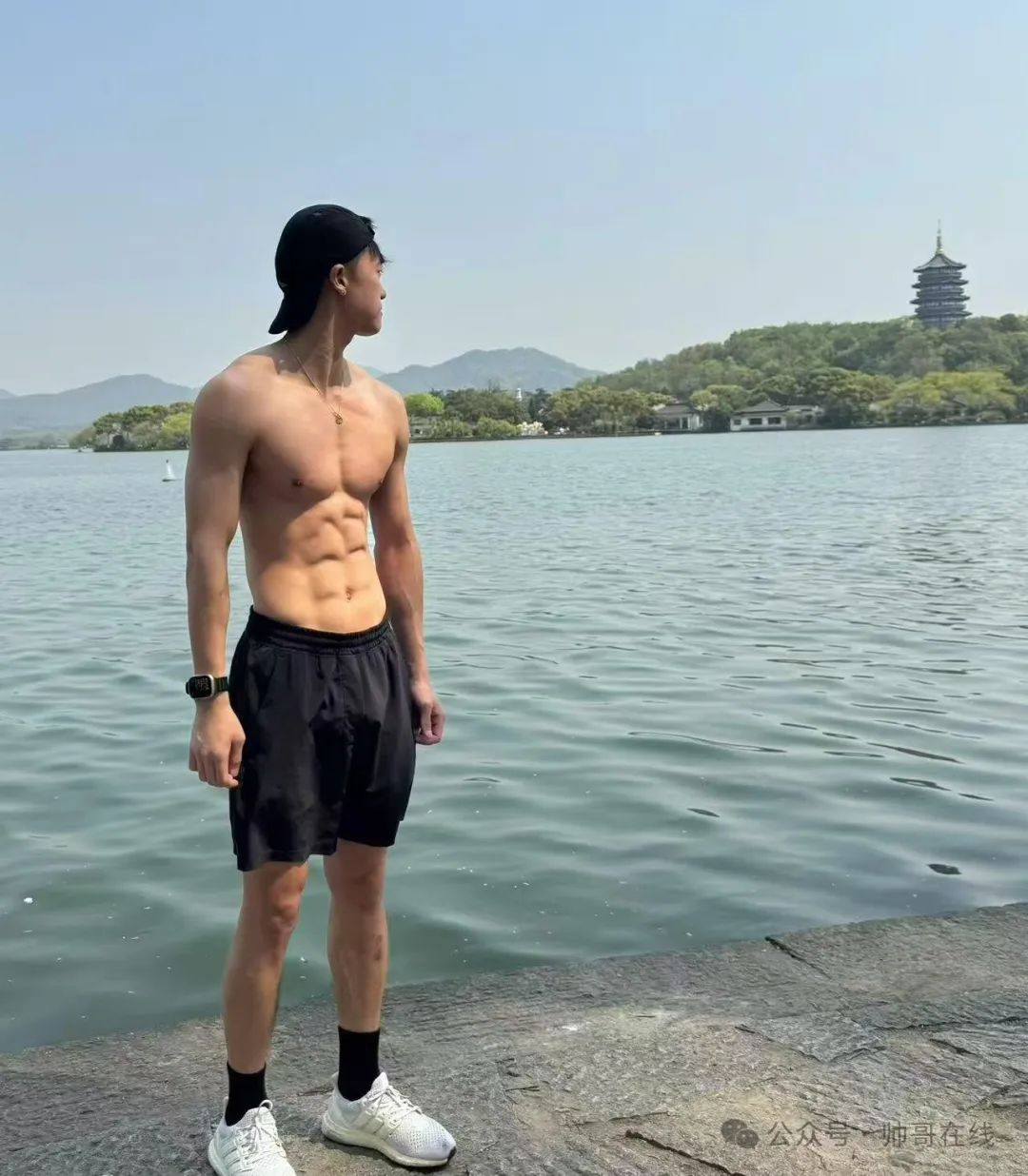黑皮薄肌体育生弟弟，营养真的不错!
