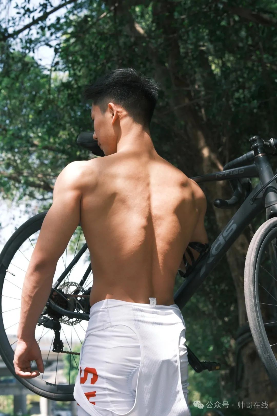 黑皮腹肌男大体育生，这身材会便宜了谁？