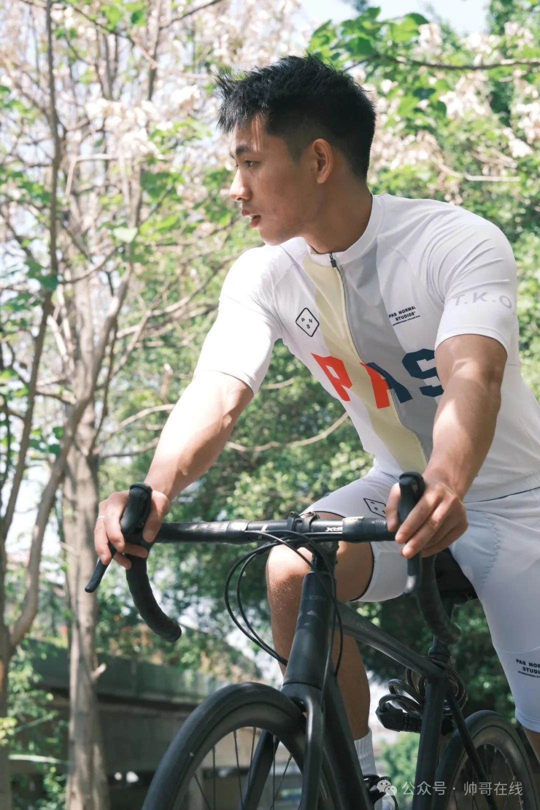 黑皮腹肌男大体育生，这身材会便宜了谁？