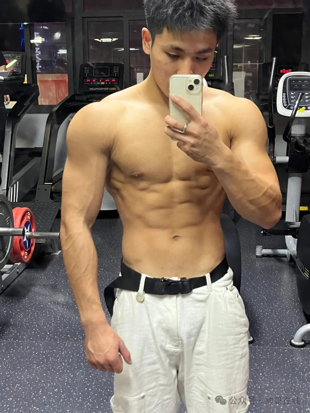 黑皮腹肌男大体育生，这身材会便宜了谁？