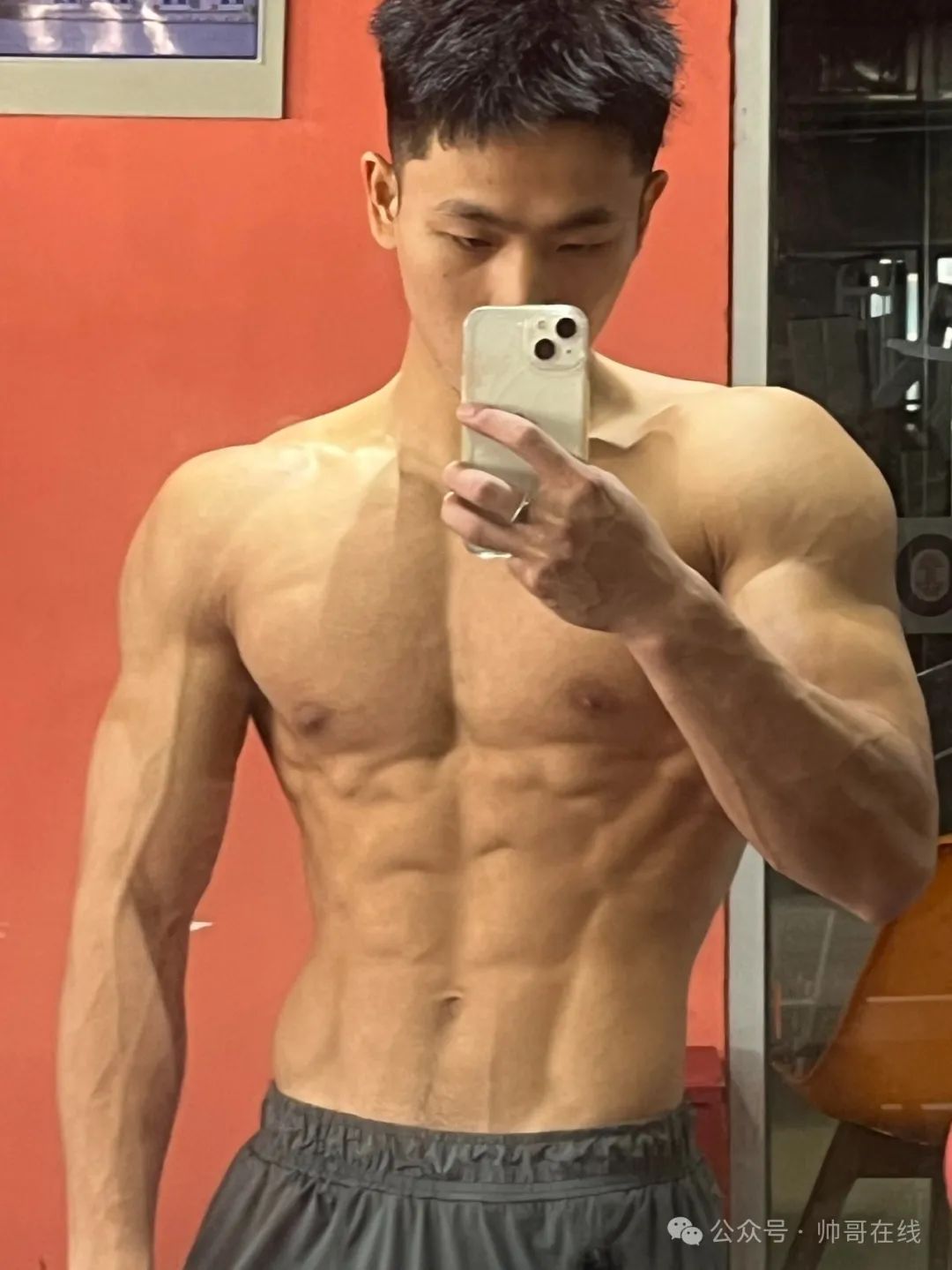 黑皮腹肌男大体育生，这身材会便宜了谁？