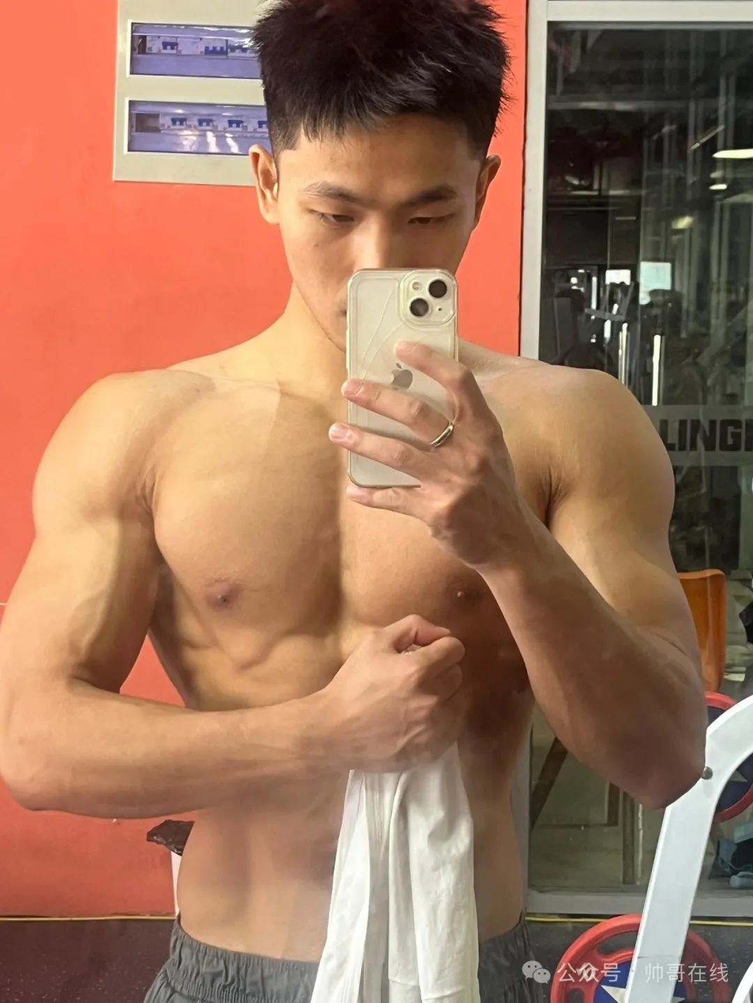 黑皮腹肌男大体育生，这身材会便宜了谁？