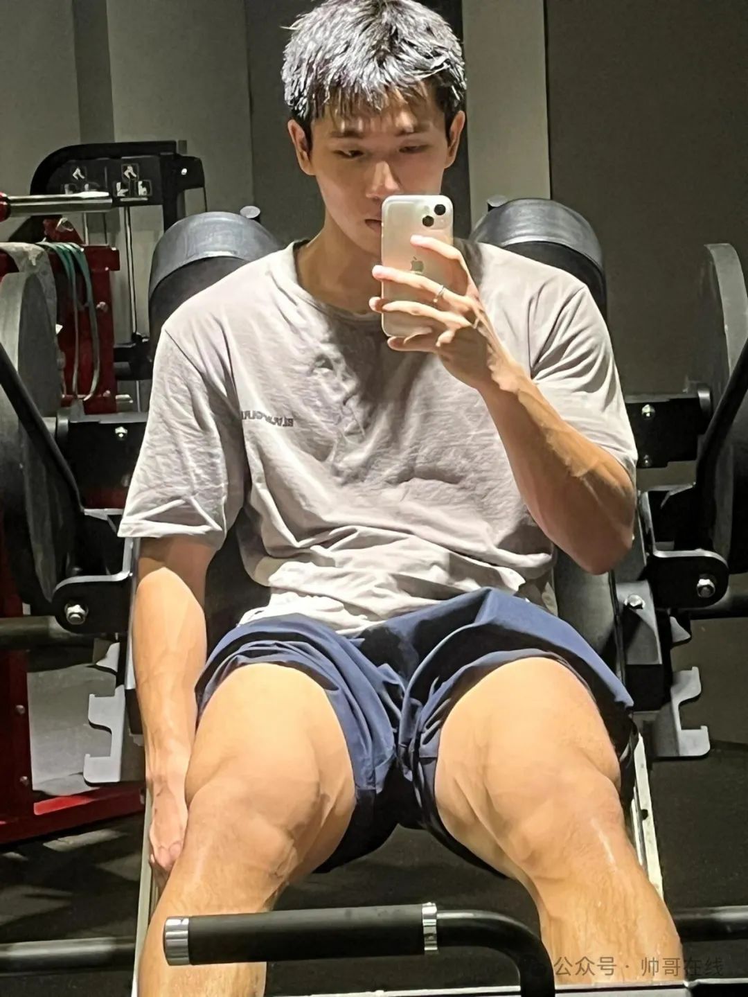 黑皮腹肌男大体育生，这身材会便宜了谁？