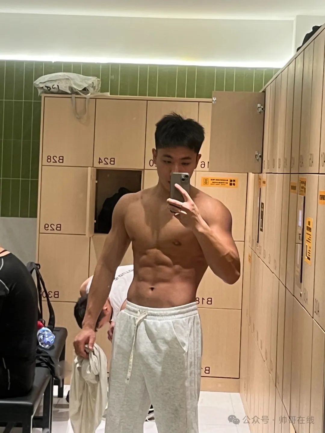 黑皮腹肌男大体育生，这身材会便宜了谁？