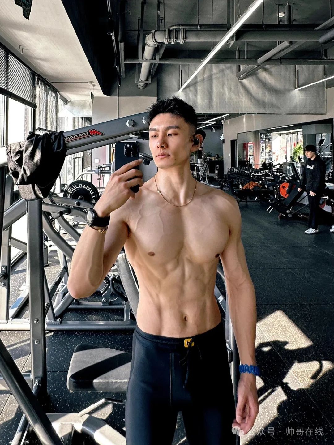 肌肉拉丝的健身帅哥，做你的跑步搭子如何？