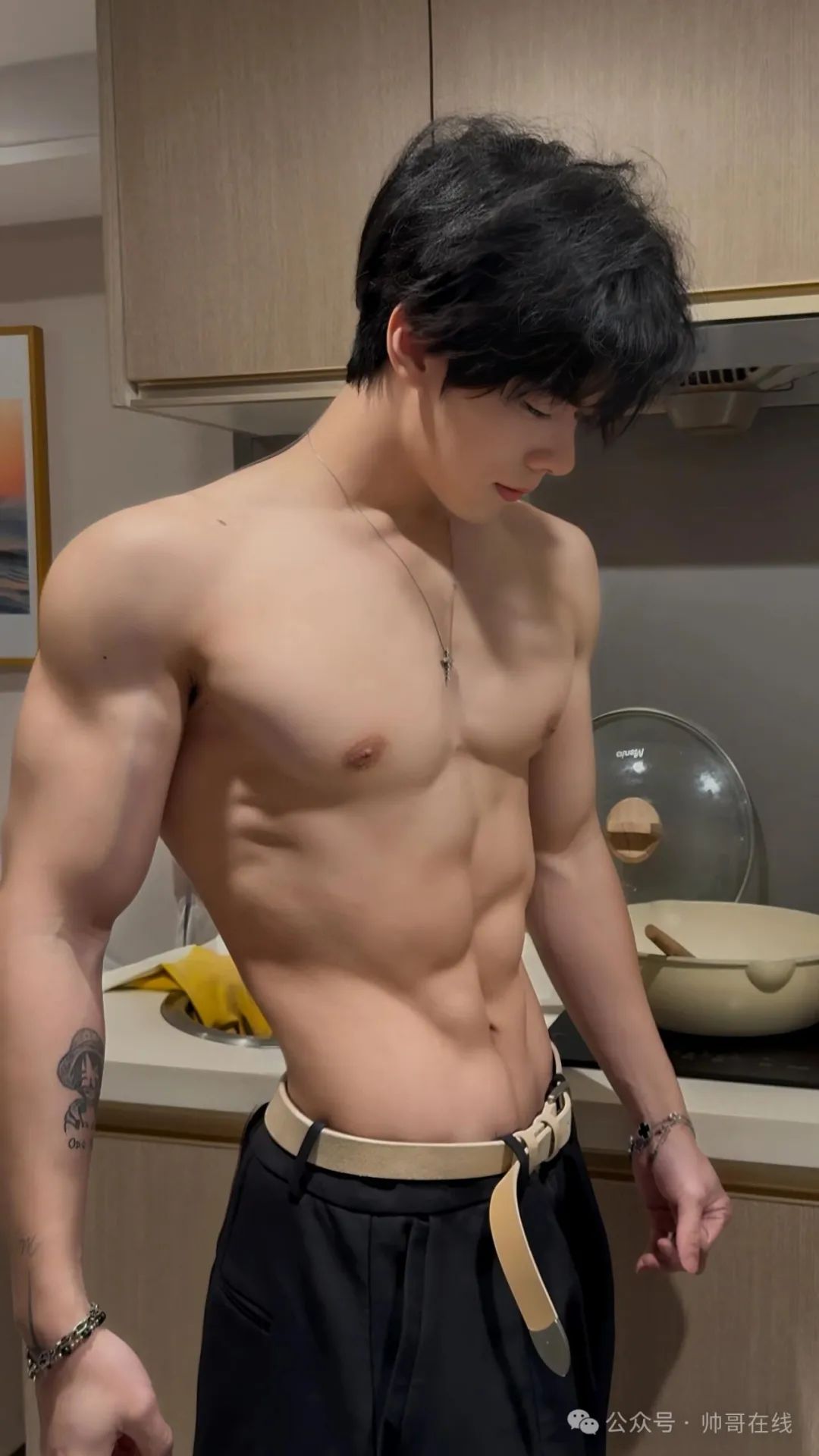宽肩窄腰腹肌健身帅哥，好漂亮的身子！