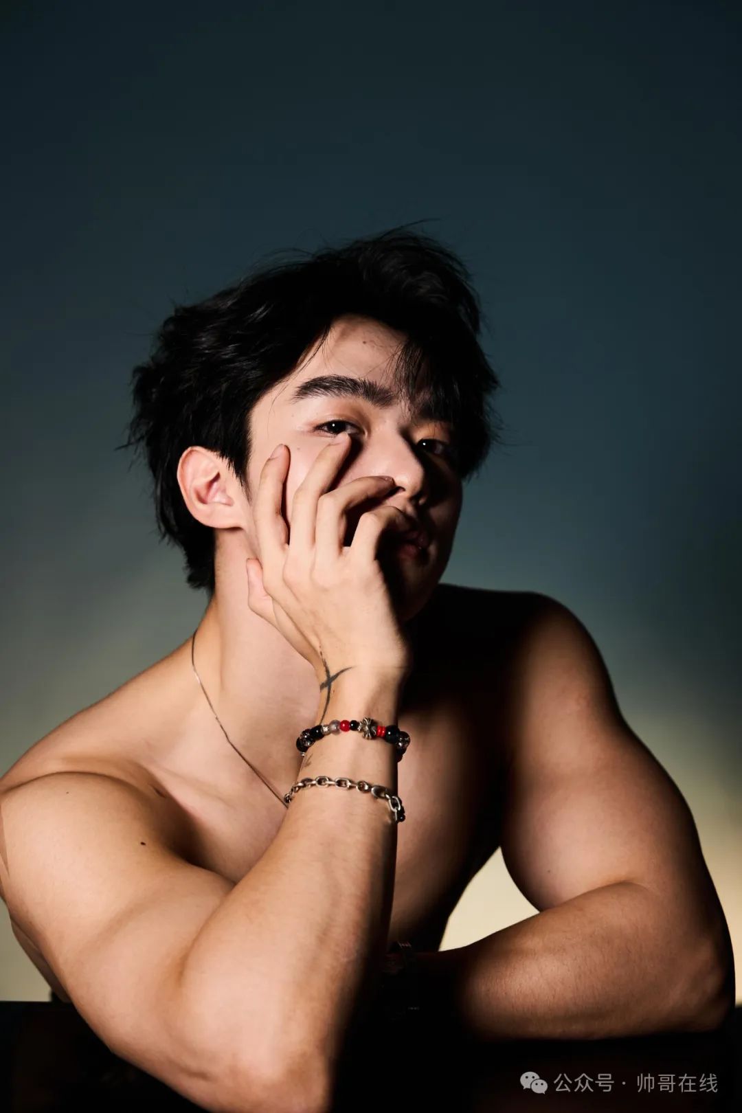 宽肩窄腰腹肌健身帅哥，好漂亮的身子！
