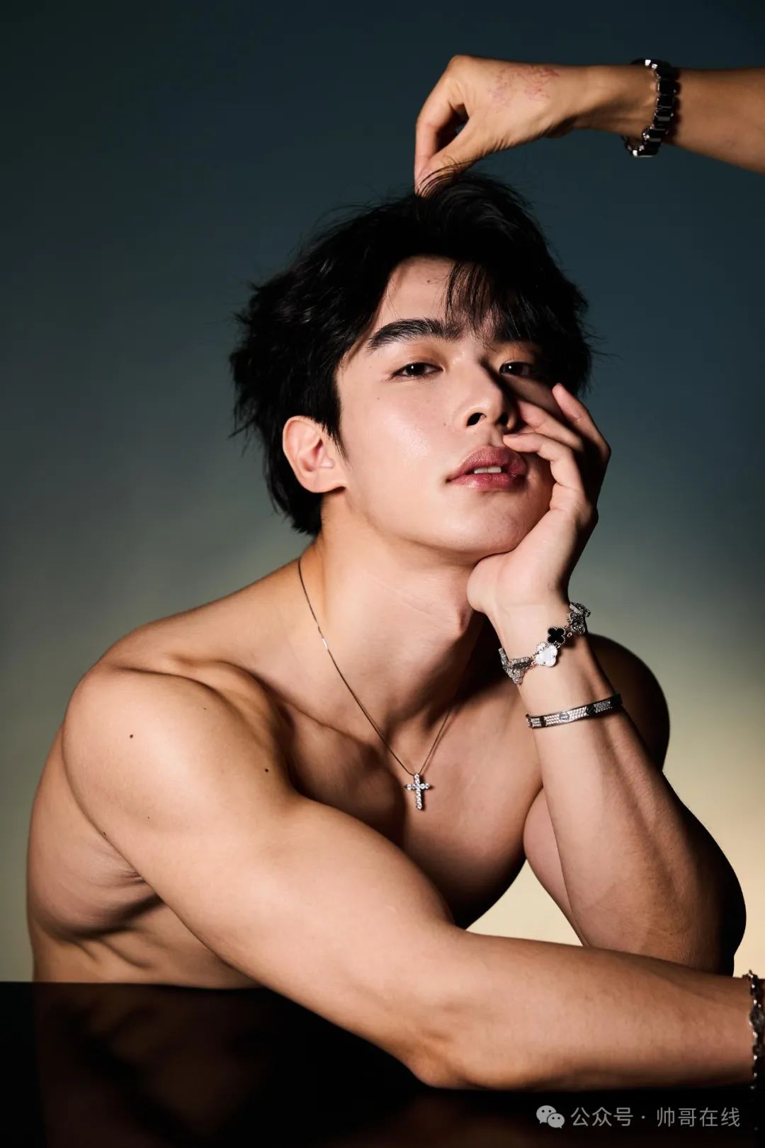 宽肩窄腰腹肌健身帅哥，好漂亮的身子！