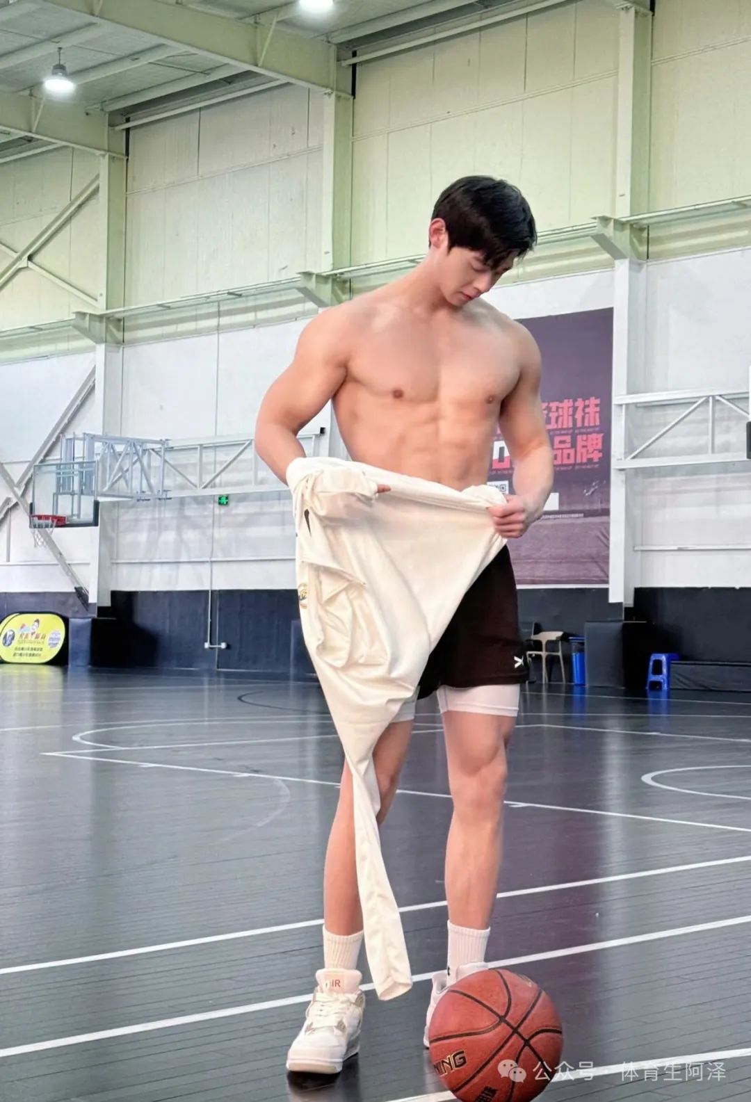 185 腹肌翘臀小狼狗，黑皮紧身衣健身，诱惑满满.....