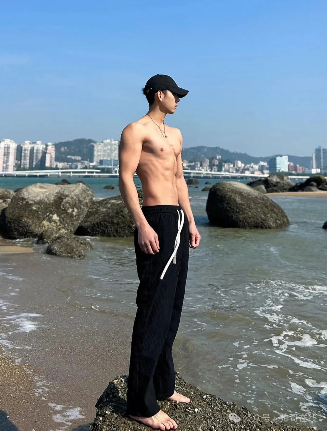 海边薄肌运动小帅哥，小肌肉线条绝绝子啊！