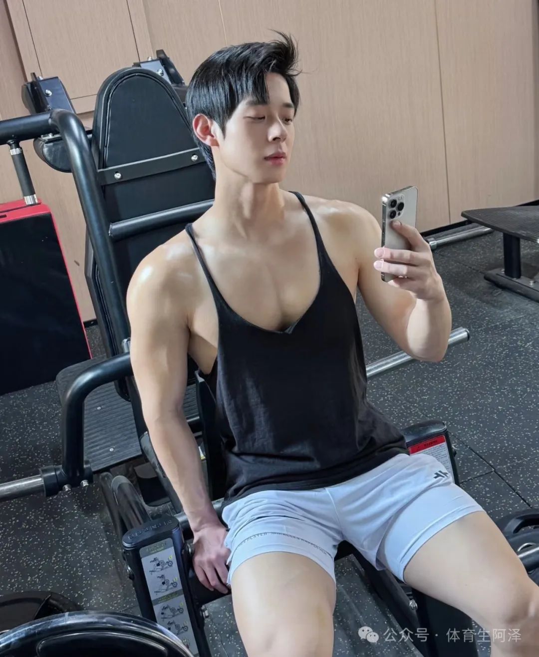 185 腹肌翘臀小狼狗，黑皮紧身衣健身，诱惑满满.....