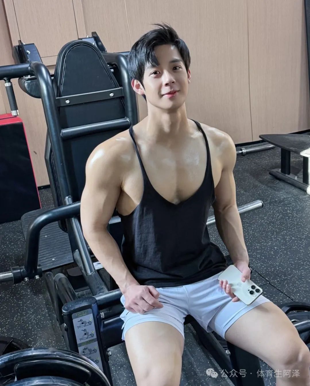 185 腹肌翘臀小狼狗，黑皮紧身衣健身，诱惑满满.....