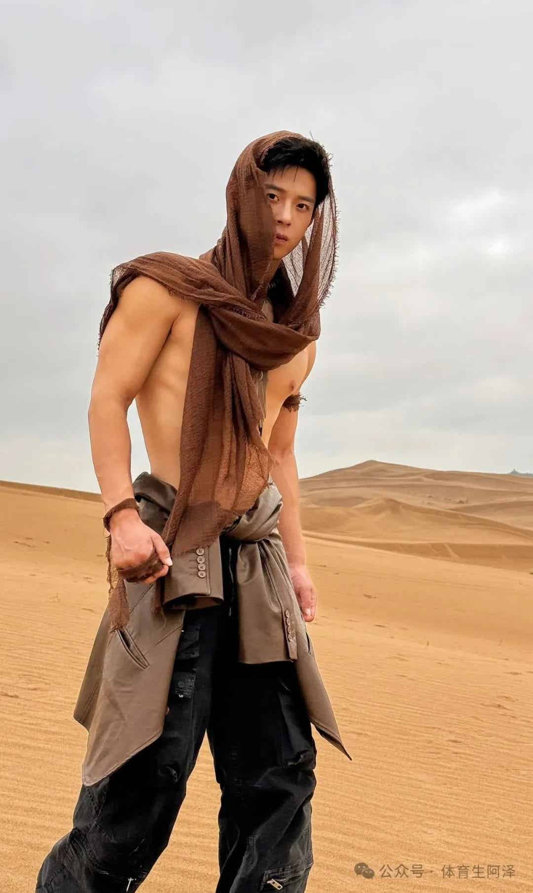 185 腹肌翘臀小狼狗，黑皮紧身衣健身，诱惑满满.....