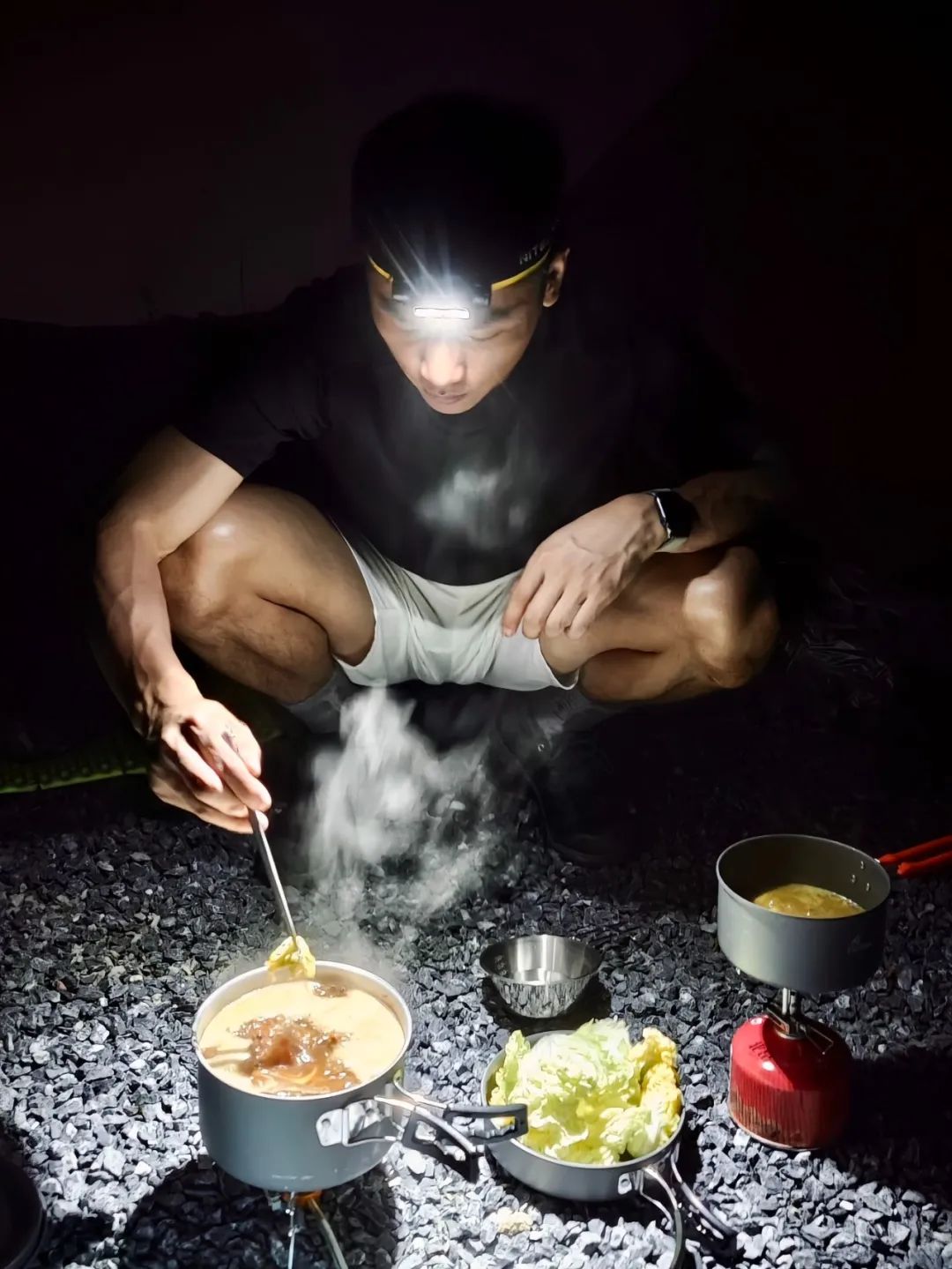 喜欢野外玩的寸头肌肉小哥，穿灰裤子太好看了