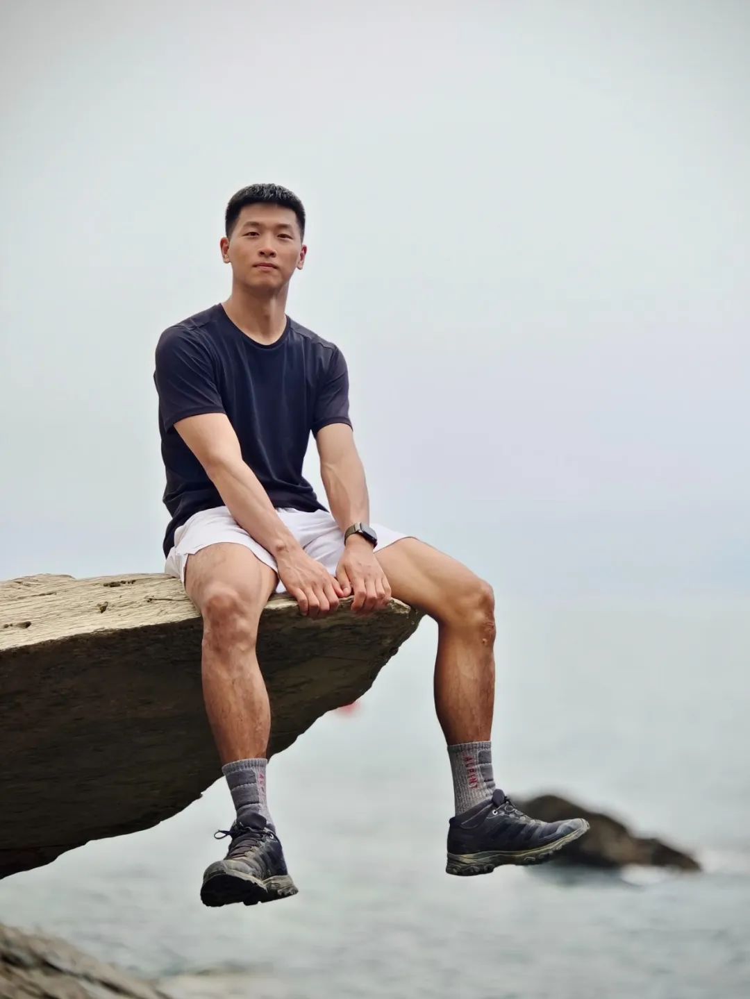 喜欢野外玩的寸头肌肉小哥，穿灰裤子太好看了
