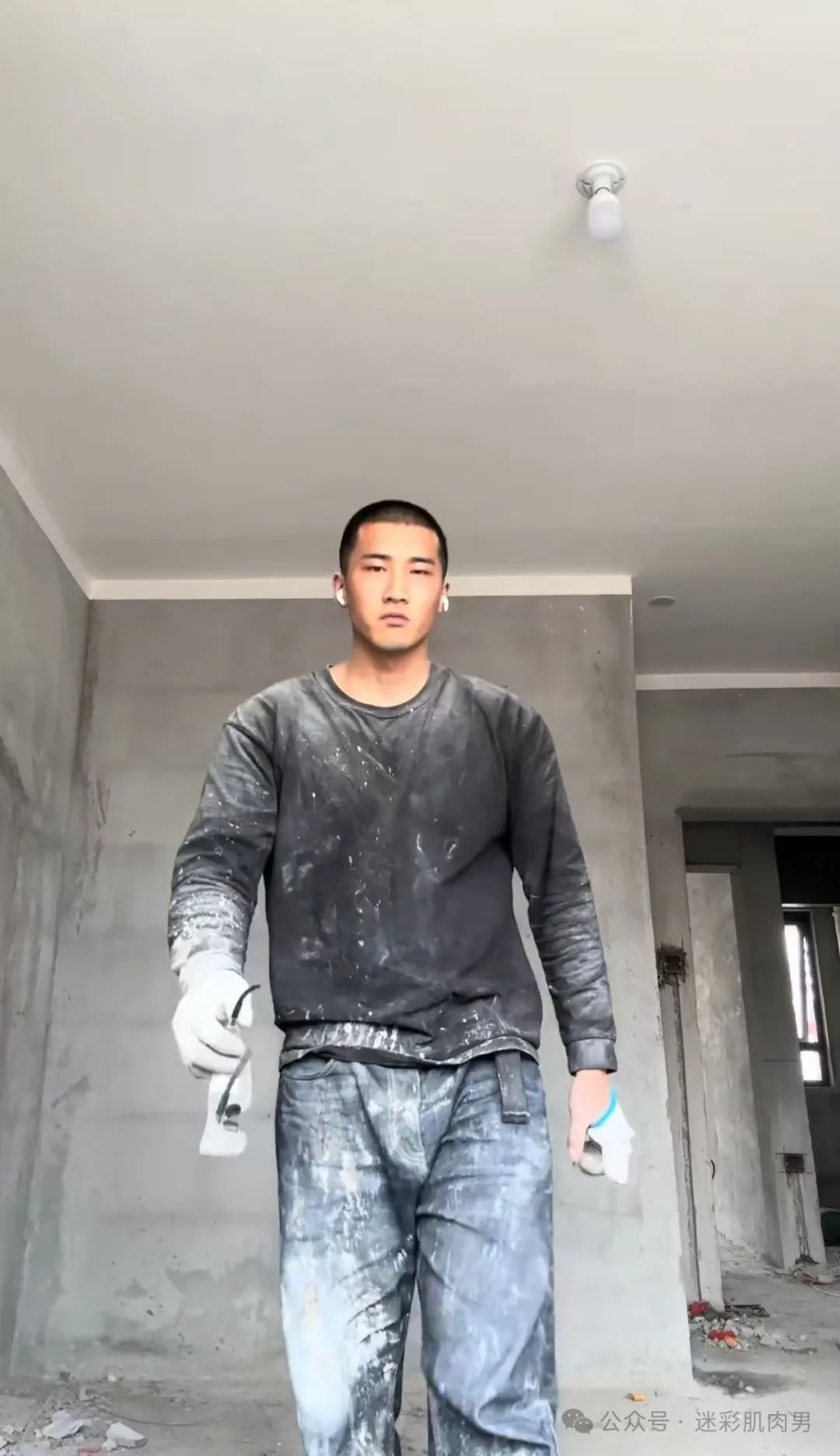 河南的寸头水电工洗澡视频，实力强大了太 MAN 啦，！