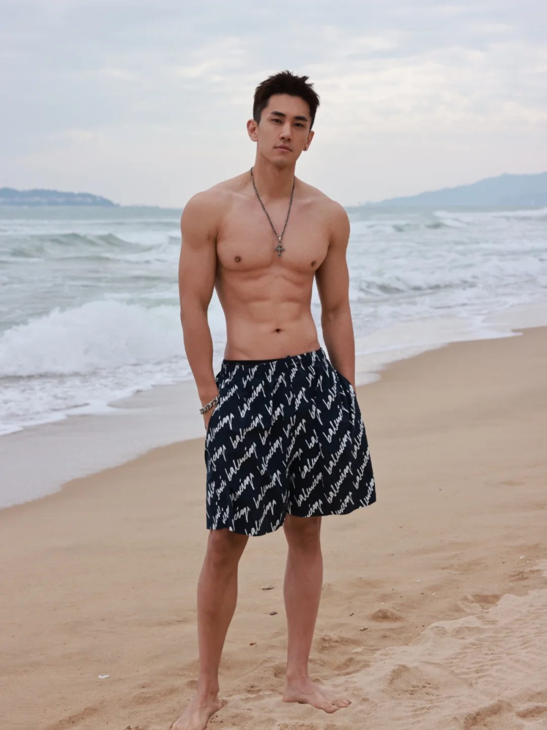 宁泽涛代餐出现！186cm 腱子肉天菜教练的鲨鱼线是真实存在的吗