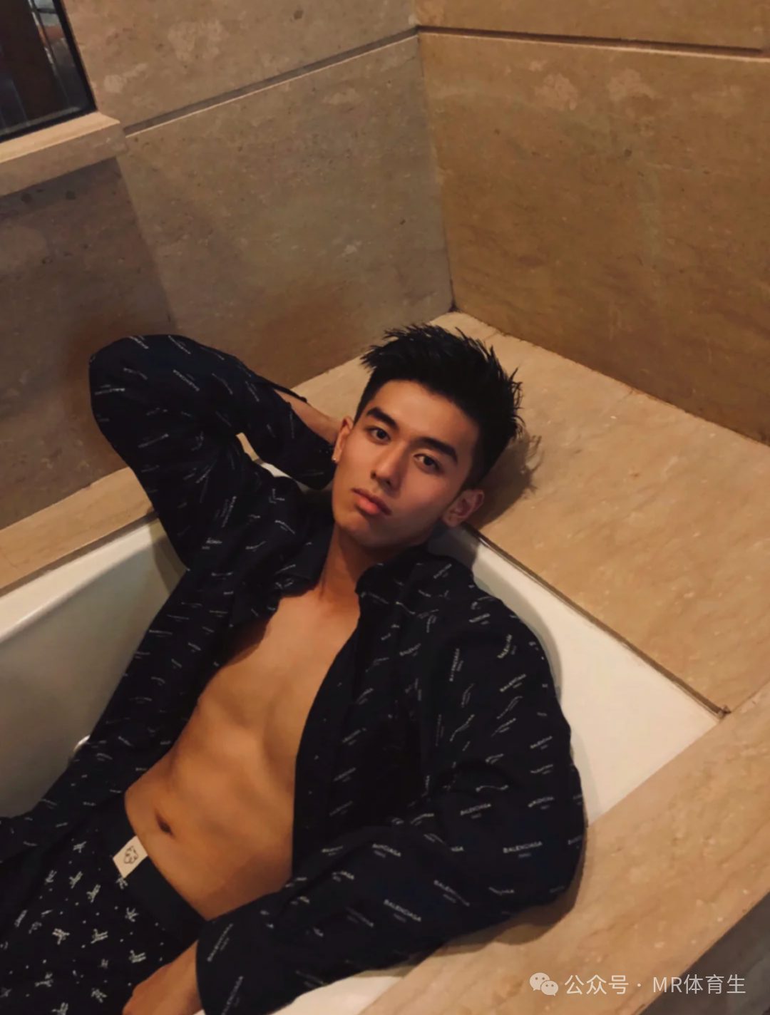 183cm 广州阳光帅气男模，精致薄肌身材又纯又欲惹人爱