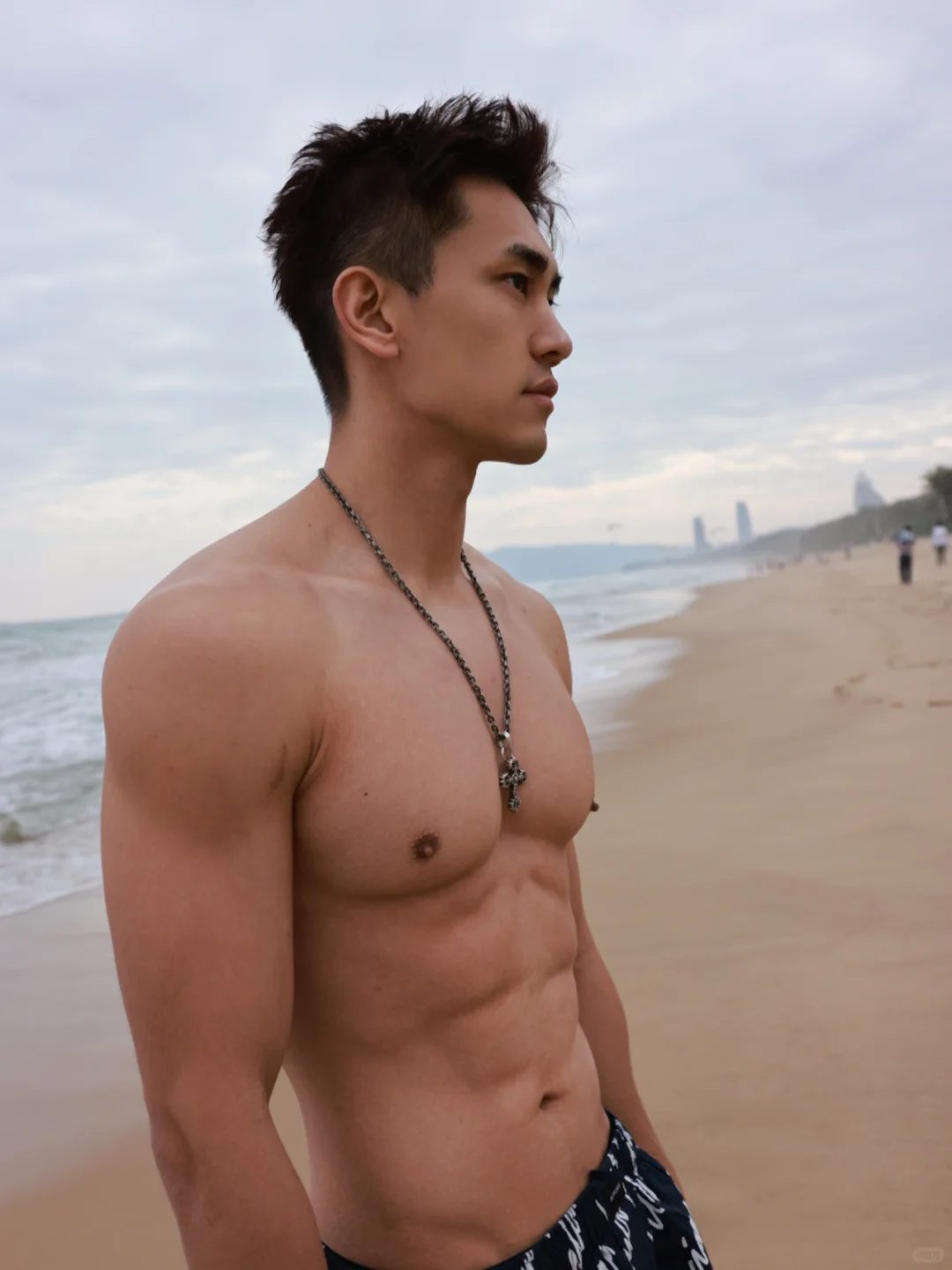 宁泽涛代餐出现！186cm 腱子肉天菜教练的鲨鱼线是真实存在的吗