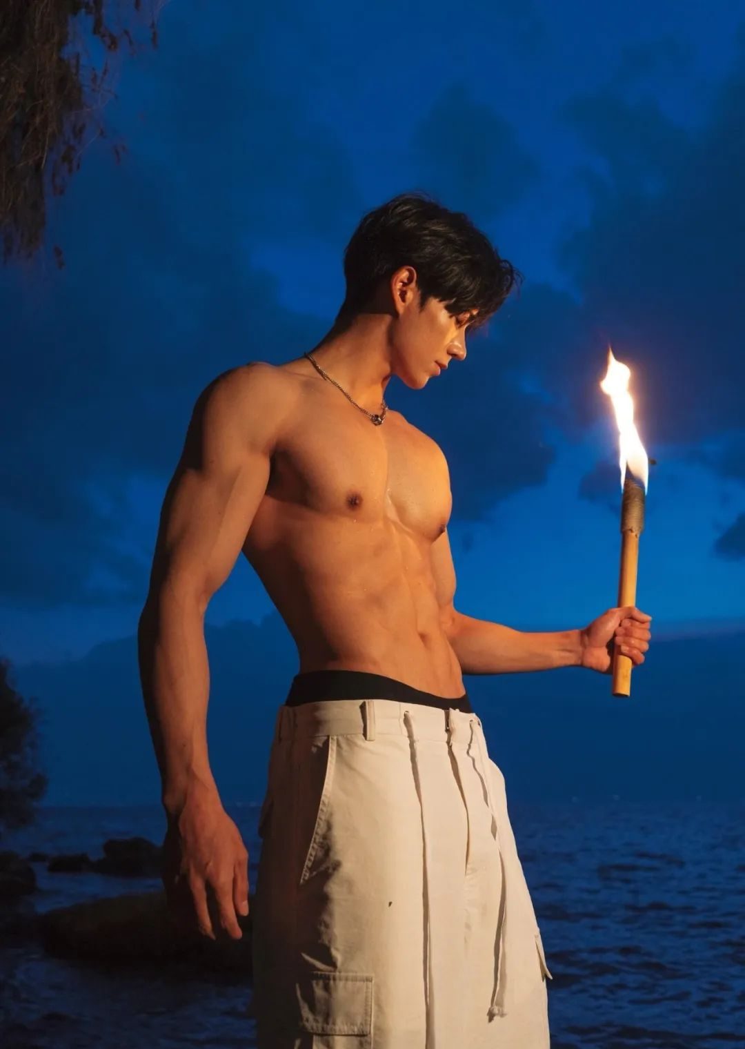 185CM 腱子肉健身模特，体育生版野外求生