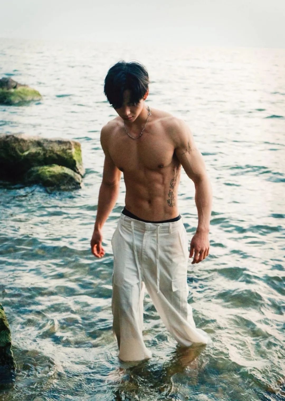 185CM 腱子肉健身模特，体育生版野外求生