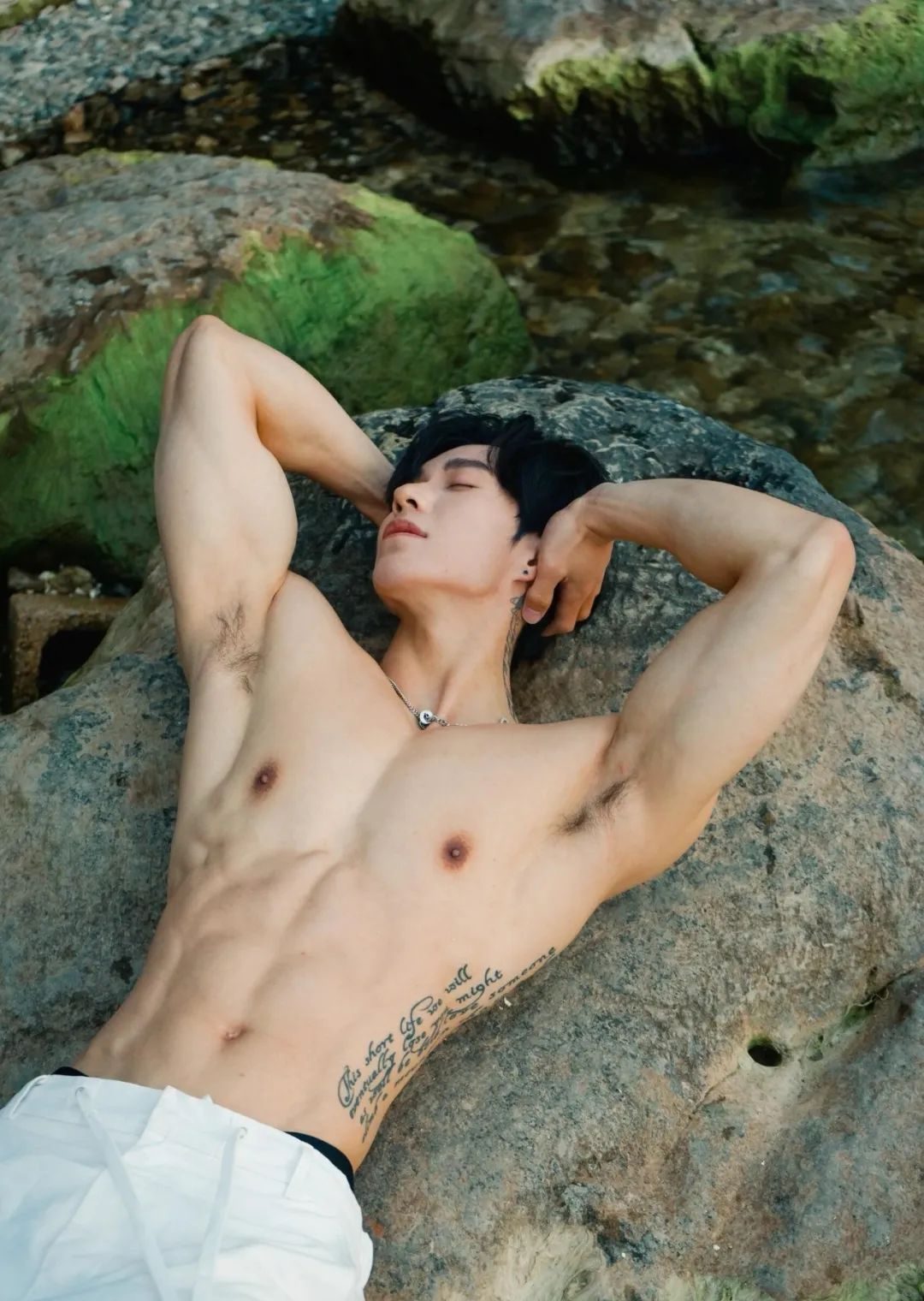 185CM 腱子肉健身模特，体育生版野外求生