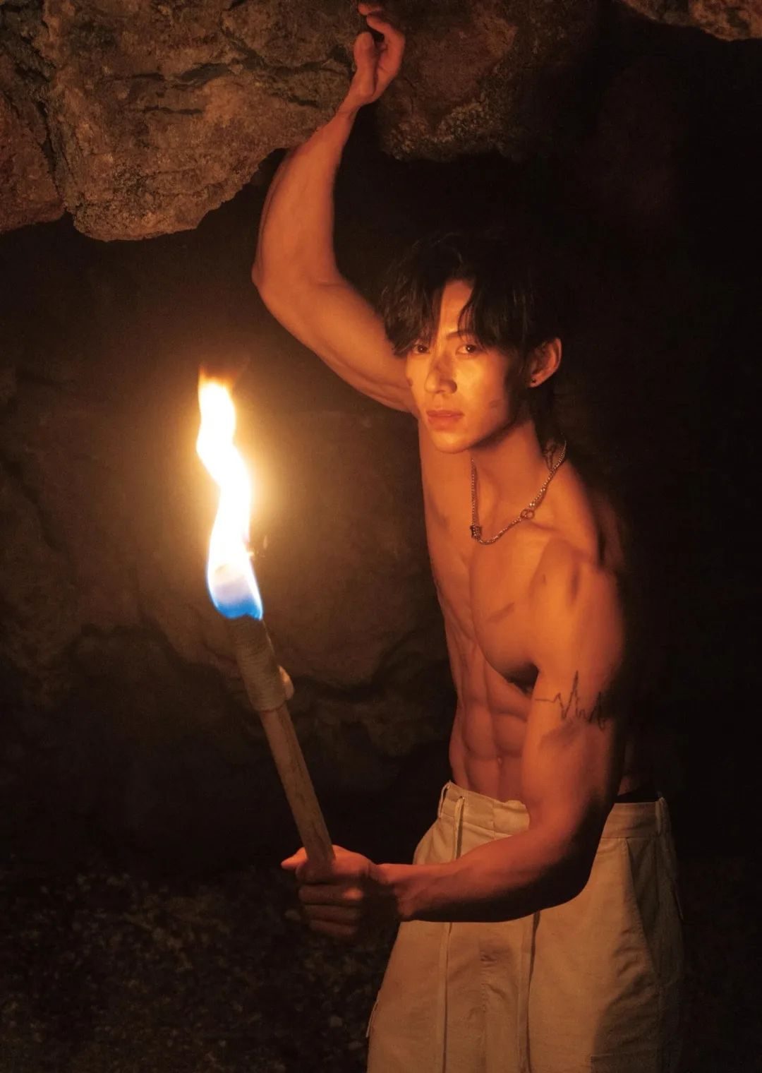 185CM 腱子肉健身模特，体育生版野外求生