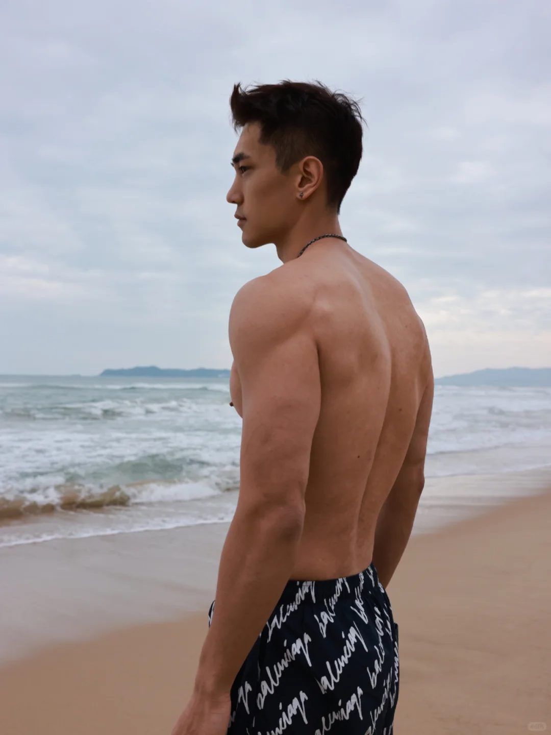 宁泽涛代餐出现！186cm 腱子肉天菜教练的鲨鱼线是真实存在的吗