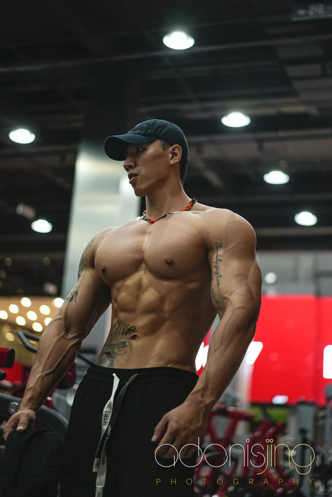 前滑冰运动员变身肌肉顶流！胸肌夹核桃 + 腹肌搓衣板