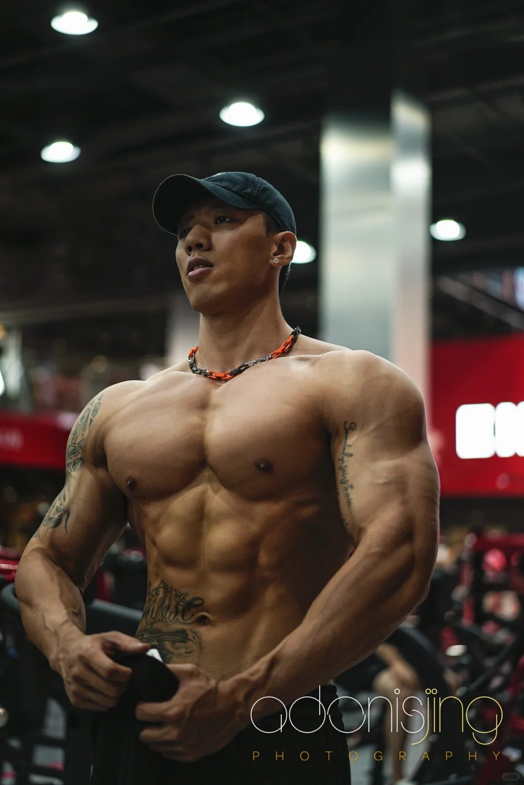 前滑冰运动员变身肌肉顶流！胸肌夹核桃 + 腹肌搓衣板