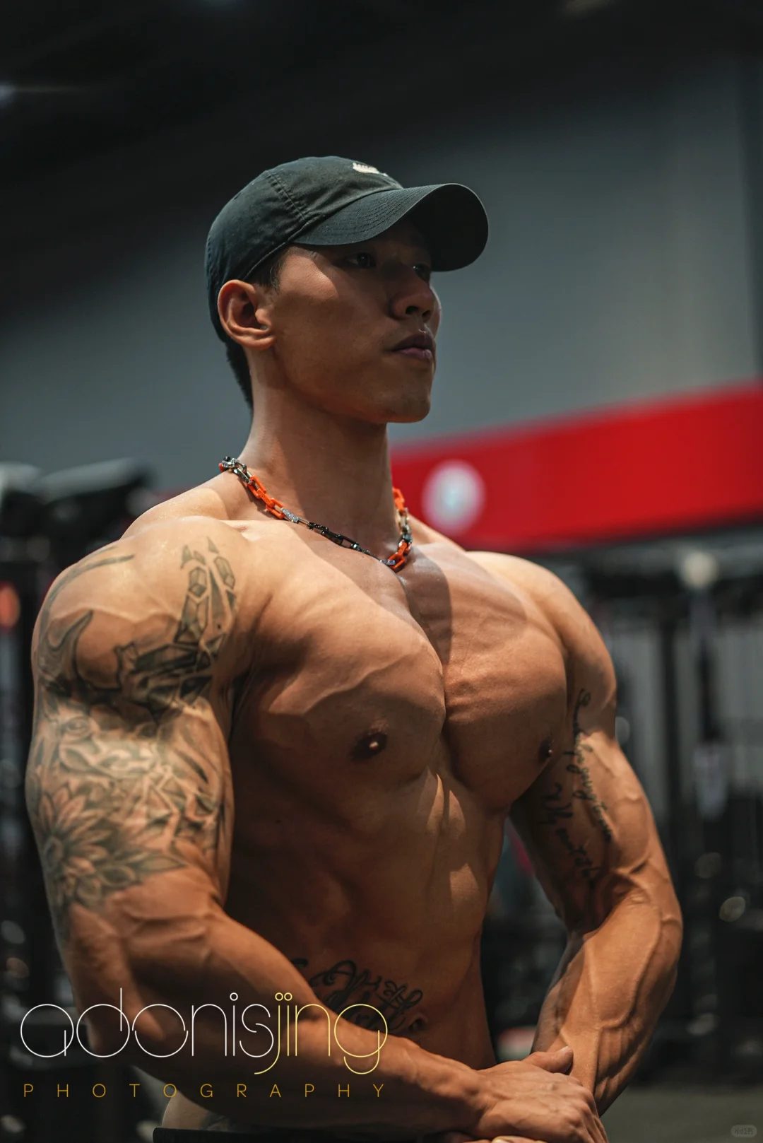 前滑冰运动员变身肌肉顶流！胸肌夹核桃 + 腹肌搓衣板
