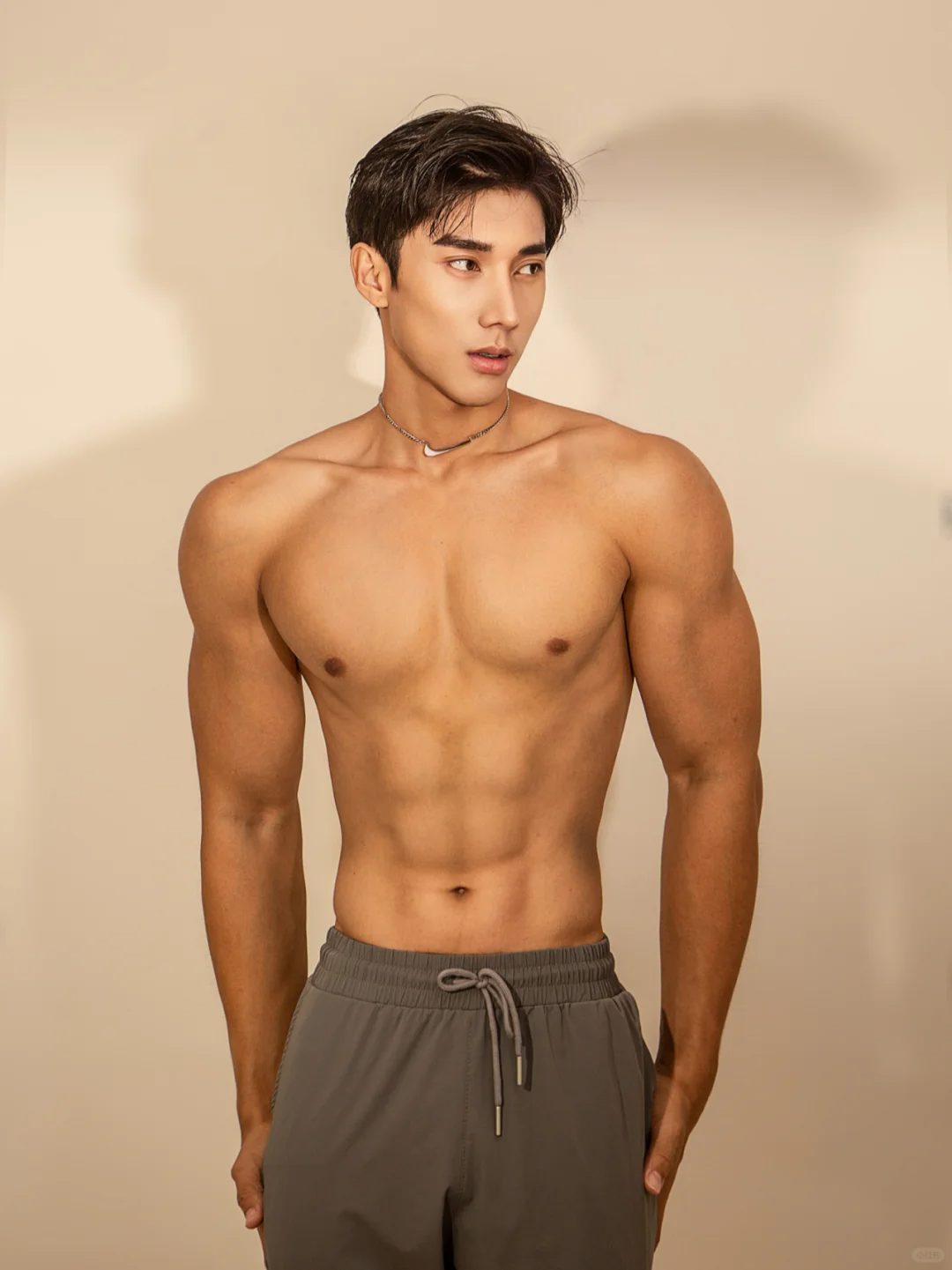 正气古风少年，筋肉薄肌模特