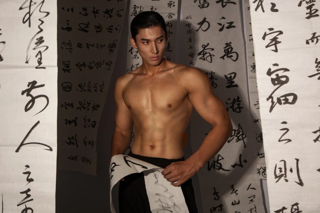 正气古风少年，筋肉薄肌模特