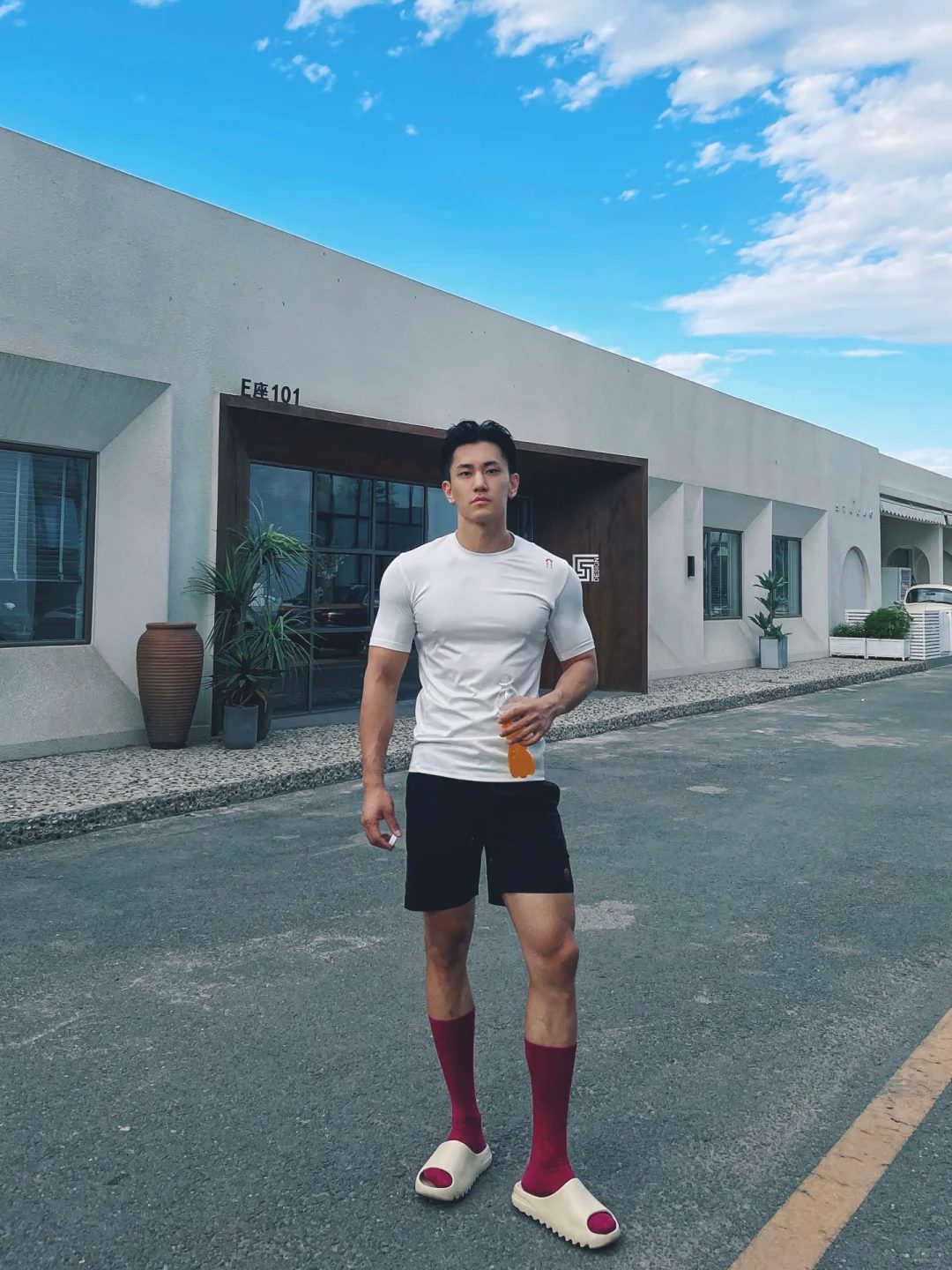 宁泽涛代餐出现！186cm 腱子肉天菜教练的鲨鱼线是真实存在的吗