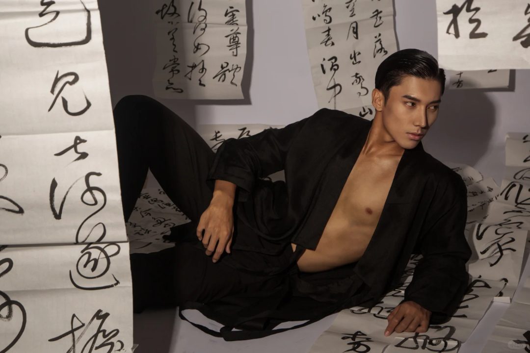 正气古风少年，筋肉薄肌模特