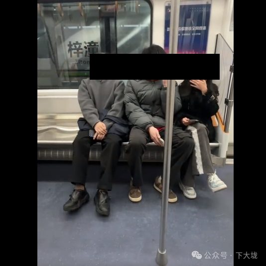 直男装 gay 在地铁上表白帅哥?他俩被成都警方抓了 直男装 gay 在地铁上表白帅哥?他俩被成都警方抓了