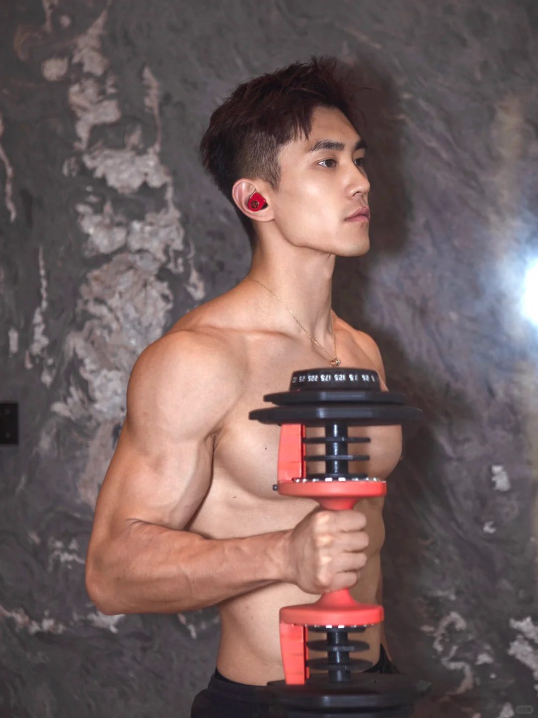 宁泽涛代餐出现！186cm 腱子肉天菜教练的鲨鱼线是真实存在的吗