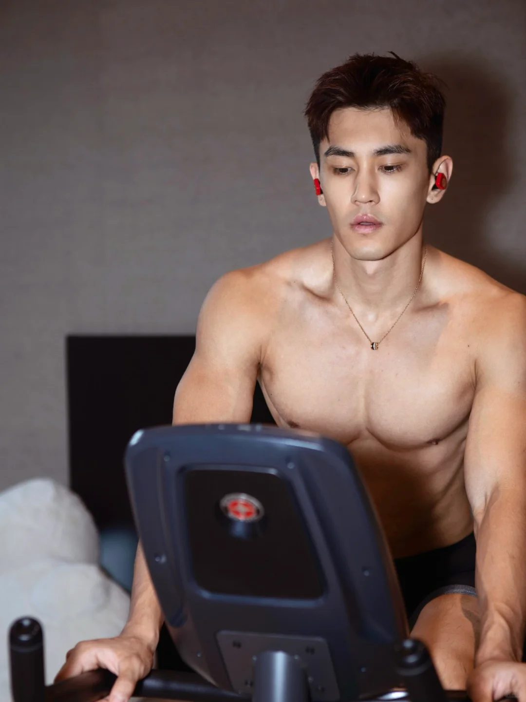 宁泽涛代餐出现！186cm 腱子肉天菜教练的鲨鱼线是真实存在的吗